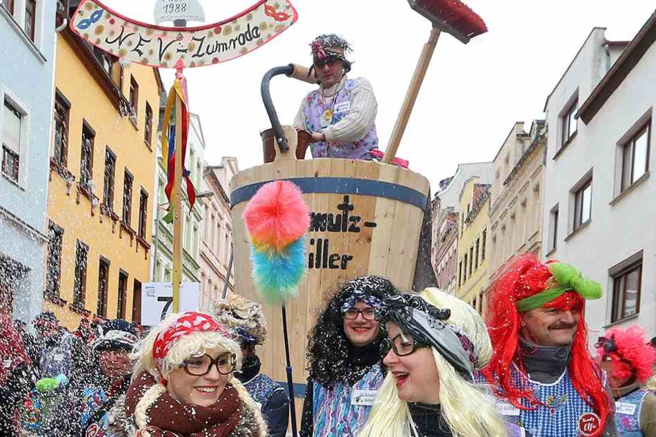 Als "Die Schmutzkiller" verbreitete das Bettenrennteam Zumroda Frohsinn in Meerane.