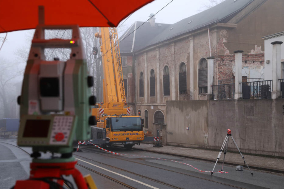 Der Speisesaal des Gebäudes droht einzustürzen, die Bautzener Landstraße musste seit Freitag voll gesperrt werden. Noch ist nicht klar, wie es weitergeht.