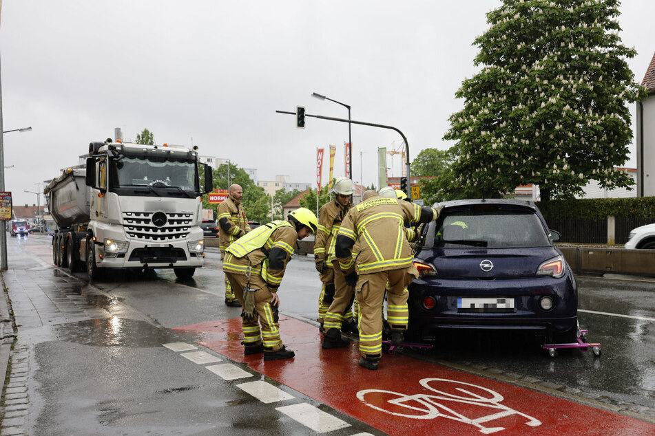 Nach ersten Informationen wurde der Fahrer des Opels zwar verletzt, soll jedoch zumindest keine schweren Verletzungen erlitten haben.