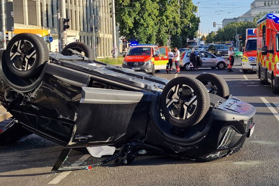 Auto überschlägt sich nach heftigem Unfall am Leipziger Hauptbahnhof