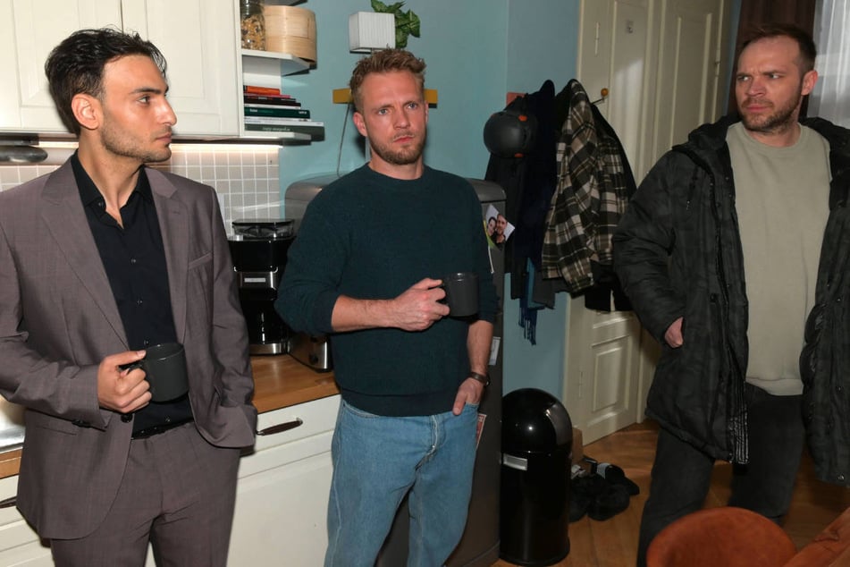 Nihat (l.) und Paul (M.) lassen Erik ihre Abneigung spüren.