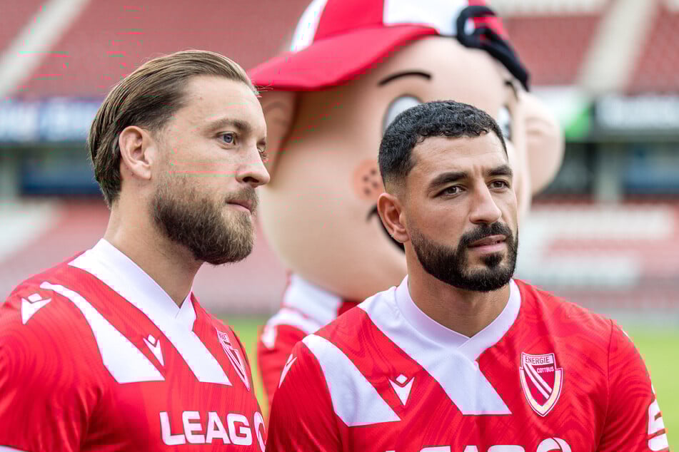 Drittliga-Topspieler Tolcay Cigerci (30, r.) war am Dienstag ganz regulär Teil des Cottbuser Fotoshootings der neuen Saison, fährt Donnerstag mit ins Trainingslager.