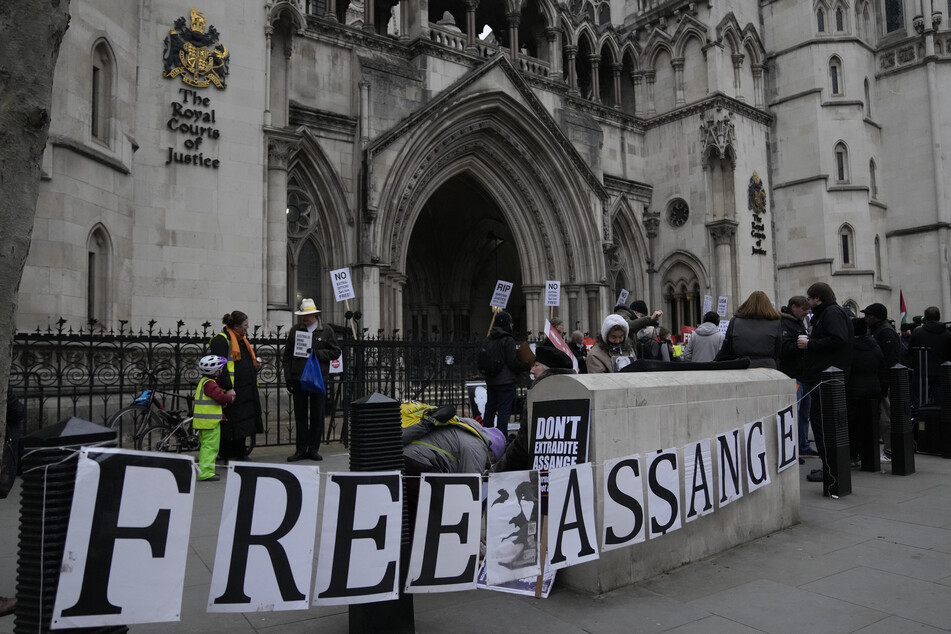 Der High Court in London teilte am Montag mit, dass Wikileaks-Gründer Assange im Rechtsstreit um seine Auslieferung in die USA Berufung einlegen darf. Für seine Unterstützer ist das ein Etappensieg.