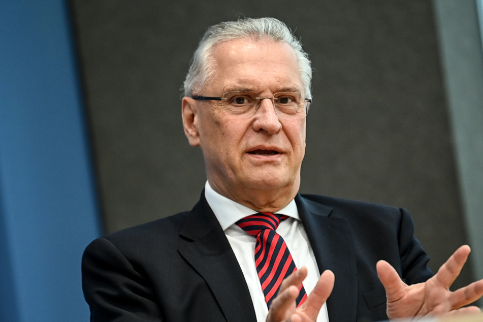 Bayerns Innenminister Joachim Herrmann (64, CSU) will entschieden gegen Impfpass-Betrüger vorgehen. (Archiv)