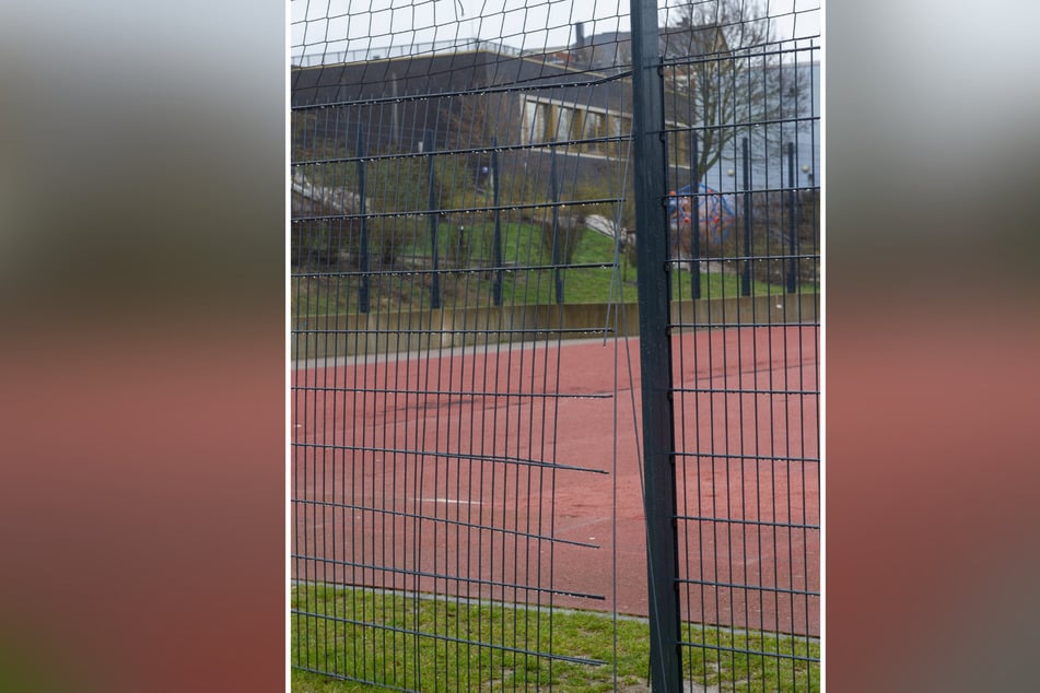 Der Zaun am Sportplatz ist demoliert.