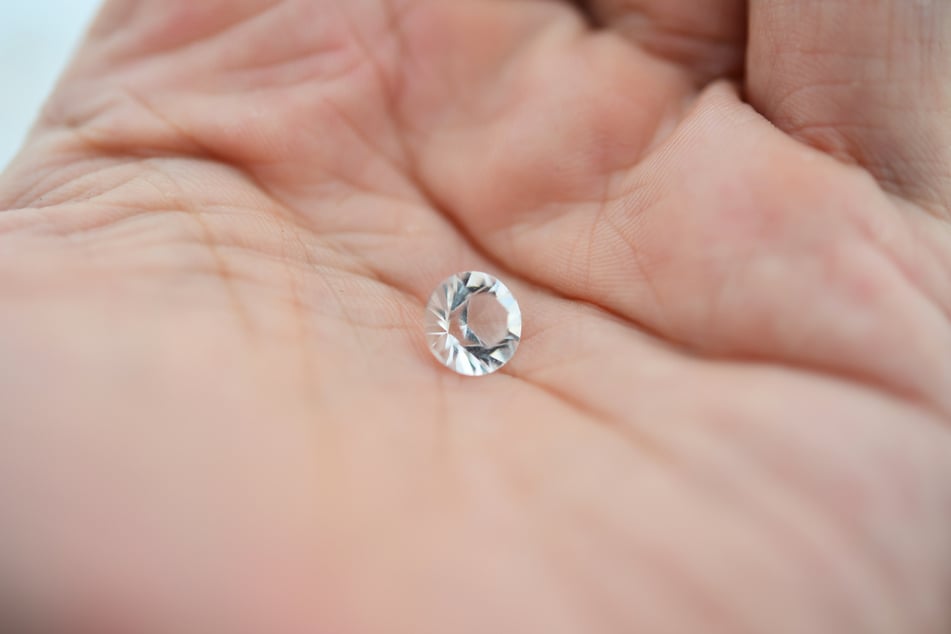 Der kleine Diamant aus dem Inneren des Kuchens ist stolze 500 Euro wert. Wolke (13) möchte sich daraus ein tolles Erinnerungsstück fertigen lassen. (Symbolbild)