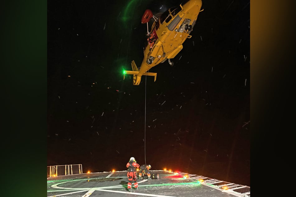 Ein Arzt und eine Notfallsanitäterin wurden per Rettungshubschrauber an Bord des Einsatzschiffes gebracht.