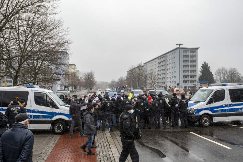 Bei der Anti-Corona-Demo Anfang Februar grenzte die Polizei das Gebiet um die Brückenstraße ab. So könnte es auch am morgigen Samstag aussehen, sollte die Anti-Corona-Demo genehmigt werden.
