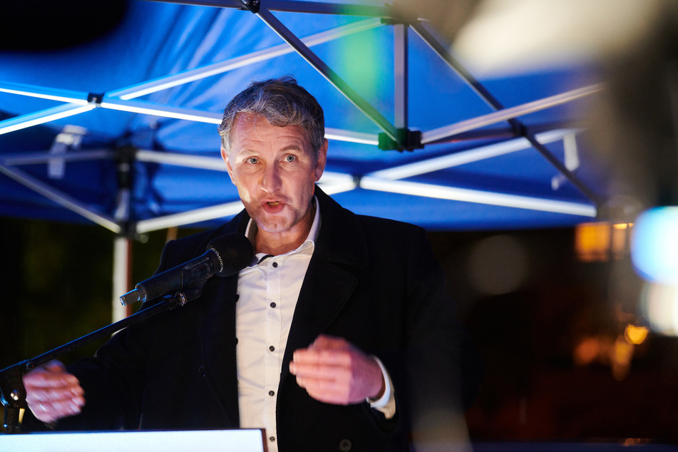 Björn Höcke, der Vorsitzende der AfD Thüringen, spricht während einer Kundgebung der ausländerfeindlichen Pegida-Bewegung vor der Cottbuser Stadthalle.