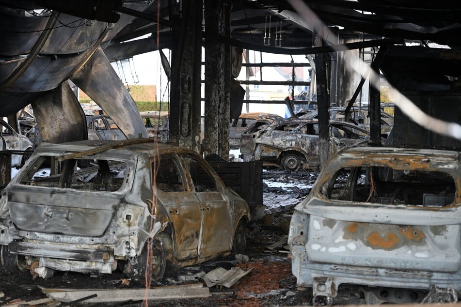 Die Werkstatt und die Autos darin wurden völlig zerstört.