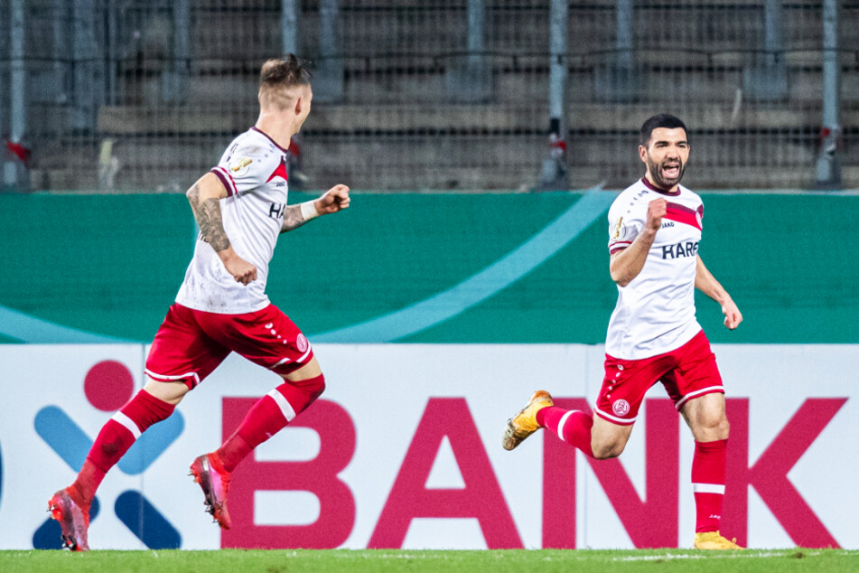 Oguzhan Kefkir (r.) sorgte mit seinem Treffer zum 3:1 für großen Jubel im Essener Lager!