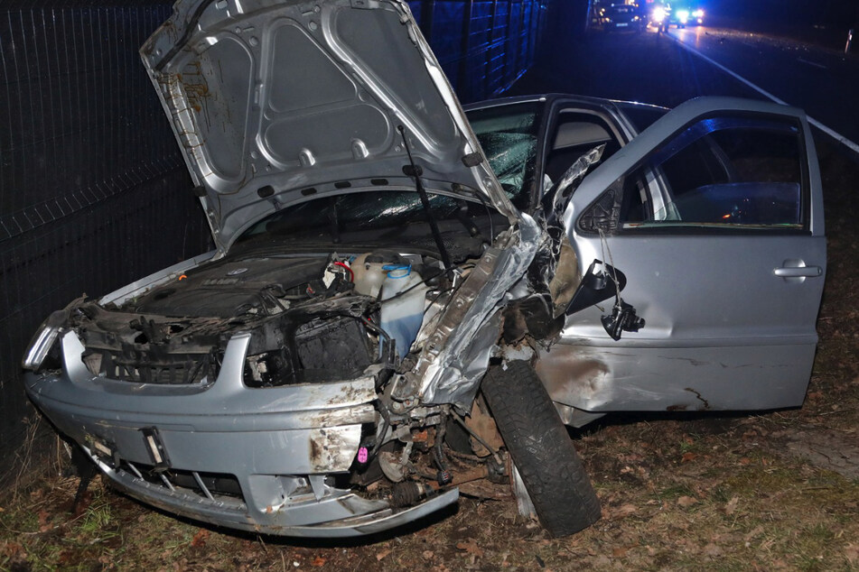 Heftiger Suff-Crash: Betrunkene VW-Fahrerin kracht frontal mit Peugeot zusammen