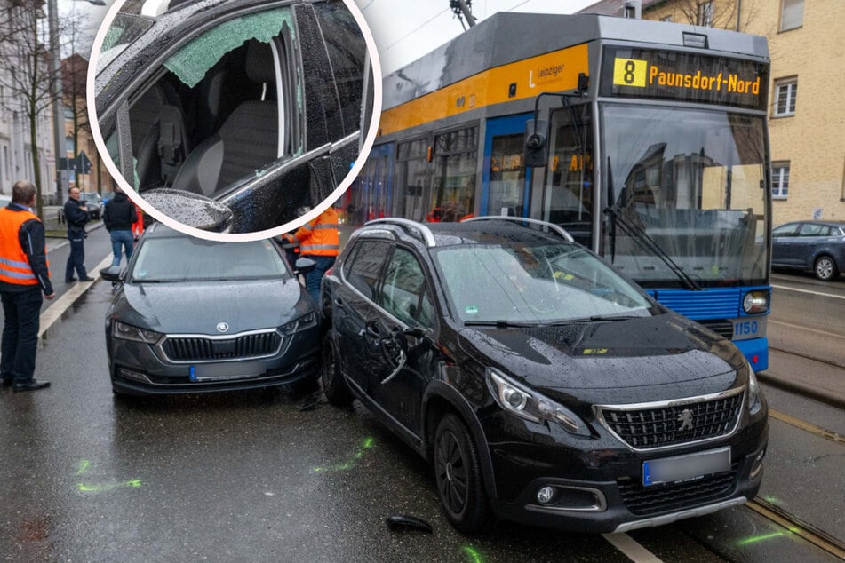 Unfall mit drei Fahrzeugen: Auto kracht mit Straßenbahn zusammen