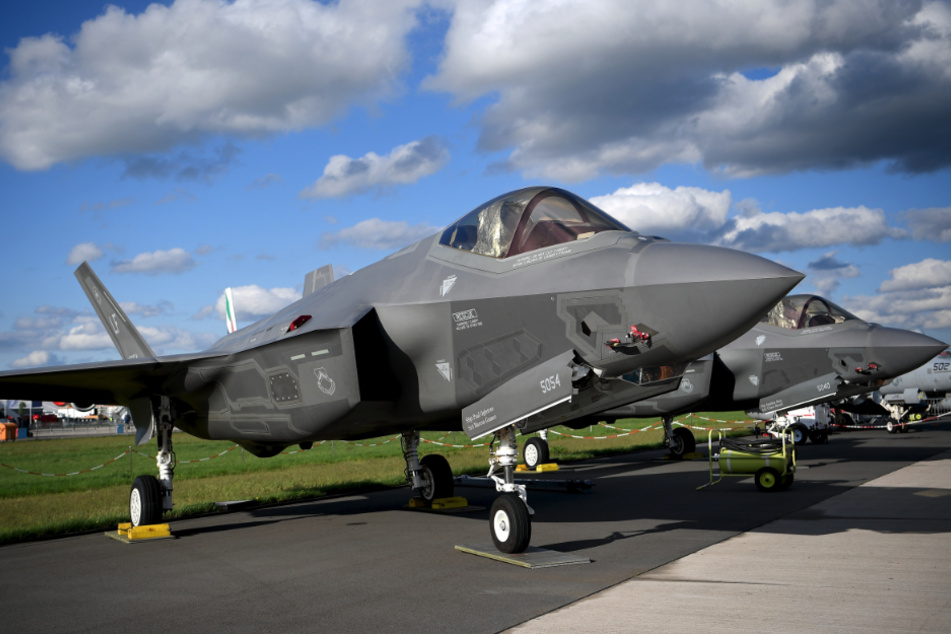 Ein Lockheed Martin F-35 Tarnkappenjet aus den USA mit einem Radargerät des Rüstungsunternehmens Hensoldt ist bei der Raumfahrtausstellung (ILA) in Berlin ausgestellt.