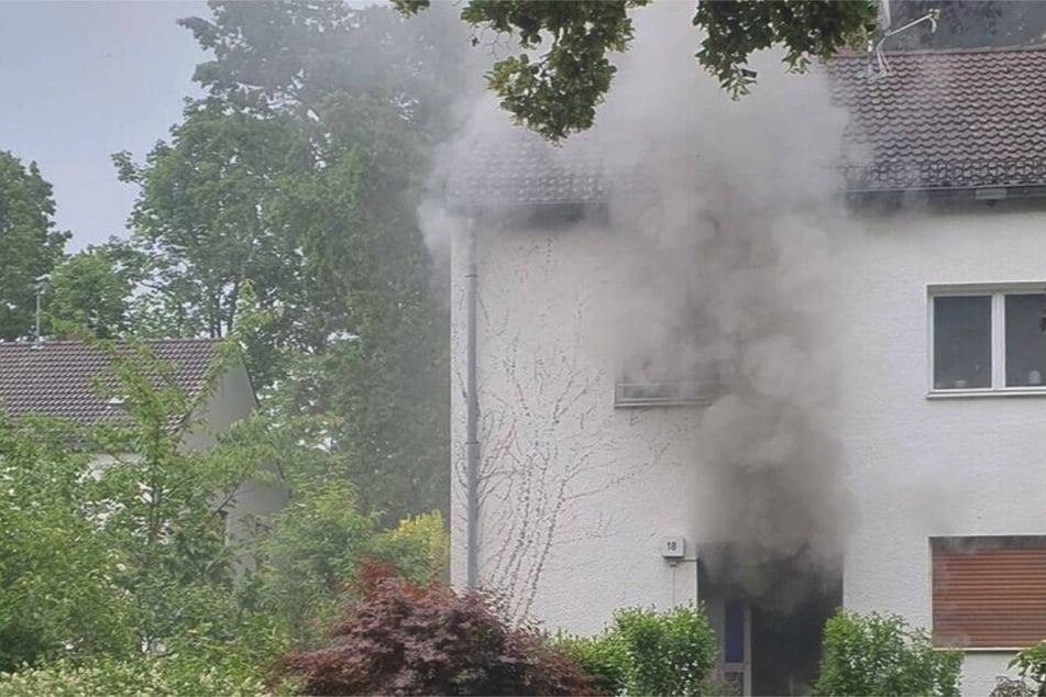 Berlin: Markise in Flammen: Balkonbrand gerät in Westend außer Kontrolle