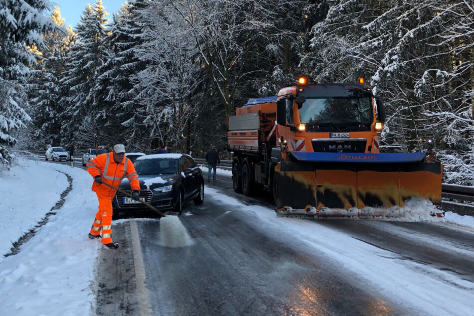 Wieder mehrere Glätte-Unfälle in Bayern: Winterliches Wetter sorgt für Chaos