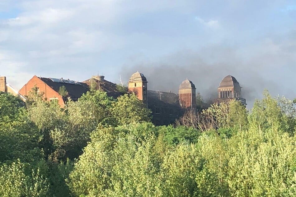 Der entstandene Rauch zog über die Fabrik hinweg.