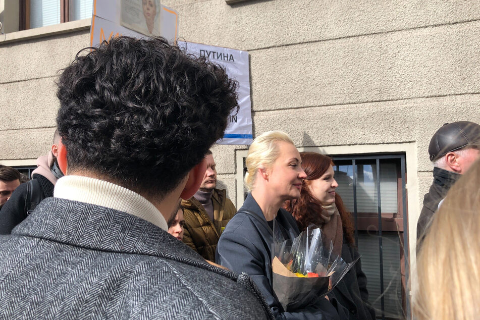 Tausende in Deutschland lebende Russen standen am Sonntag vor der russischen Botschaft in Berlin an, um wählen zu gehen. Auch Julia Nawalnaja (47, M) wollte ihre Stimme abgeben.