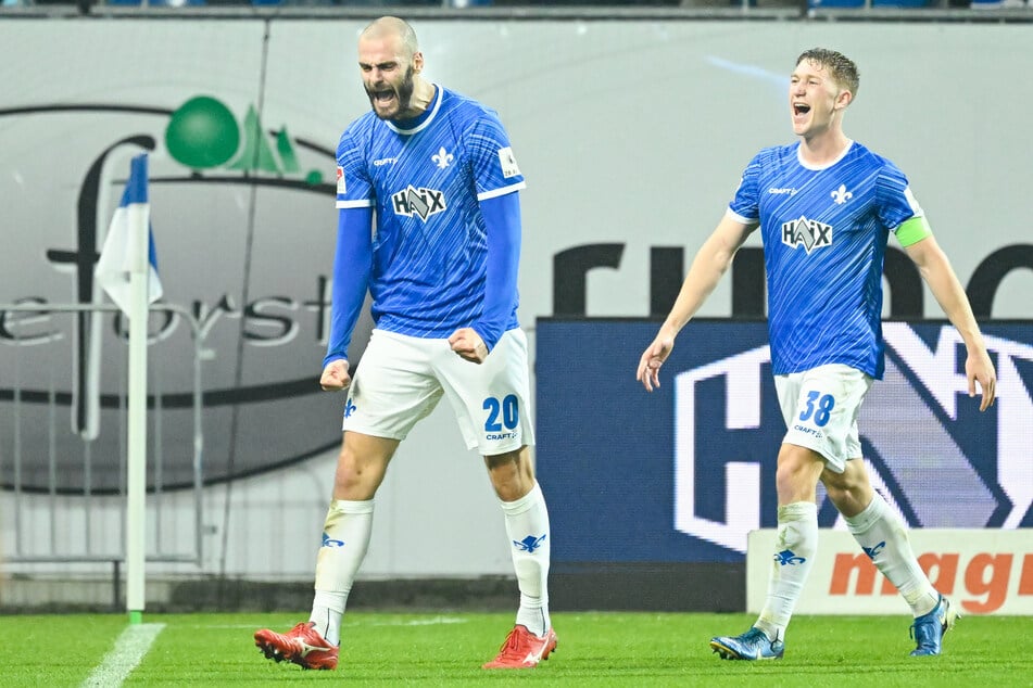 Schreit sich zum Sieg: Darmstadts Torschütze Aleksandar Vukotic (l.) jubelt mit Darmstadts Clemens Riedel über sein Tor zum 5:1 Endstand.