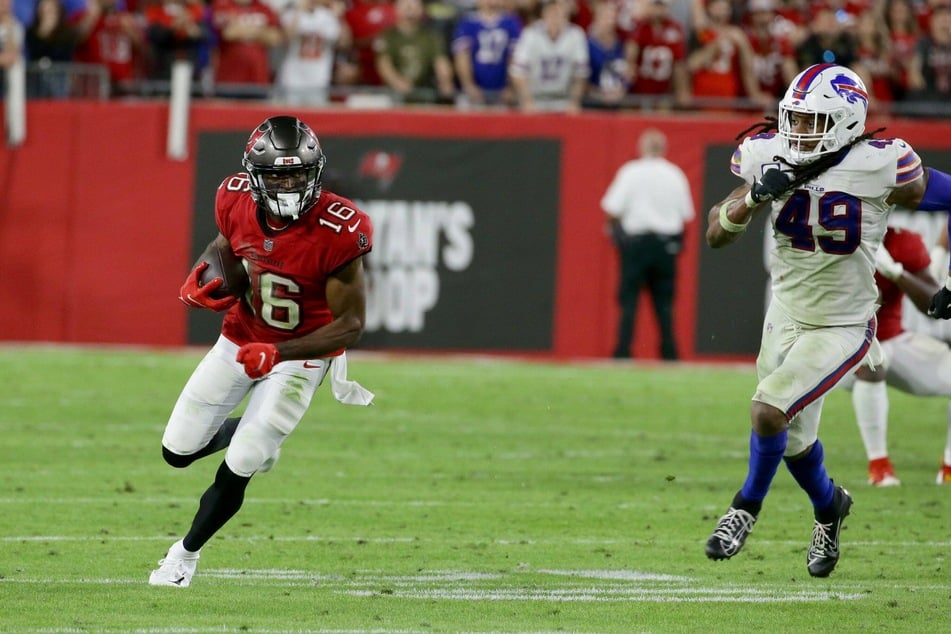 Bucs wide receiver Breshad Perriman (l) runs for a game-winning TD against the Bills in overtime.