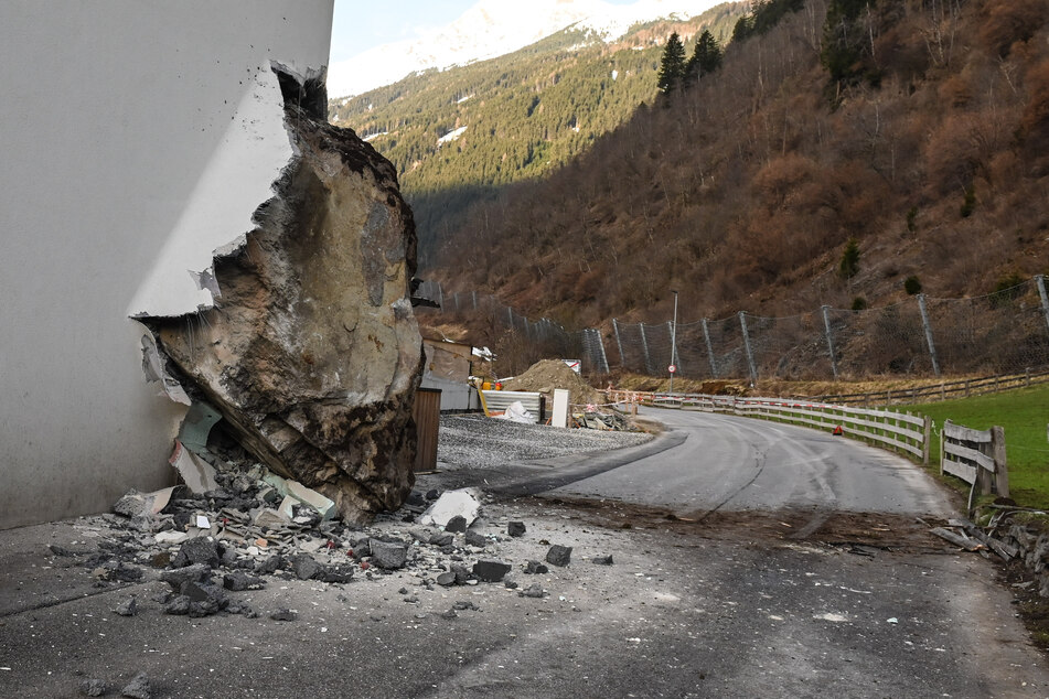 Eine etwa fünf mal drei Meter große Steinplatte hat sich in Tirol von einer Felswand gelöst und ist ins Tal gestürzt.