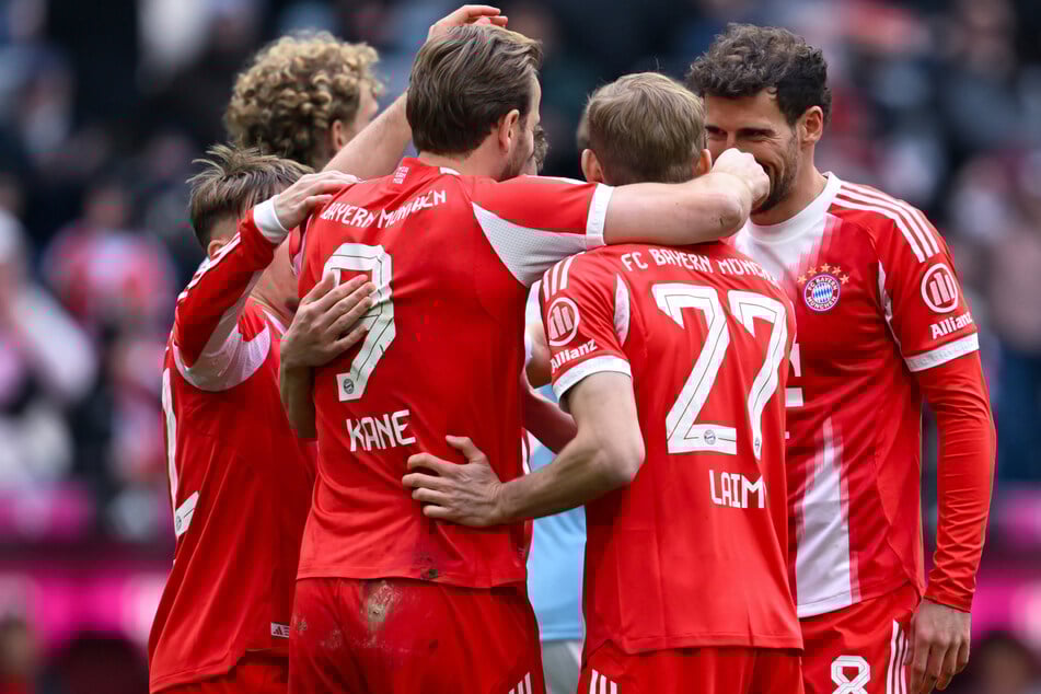Torschütze Harry Kane (2.v.l.) rückt den Lewandowski-Rekord ein Stück näher.