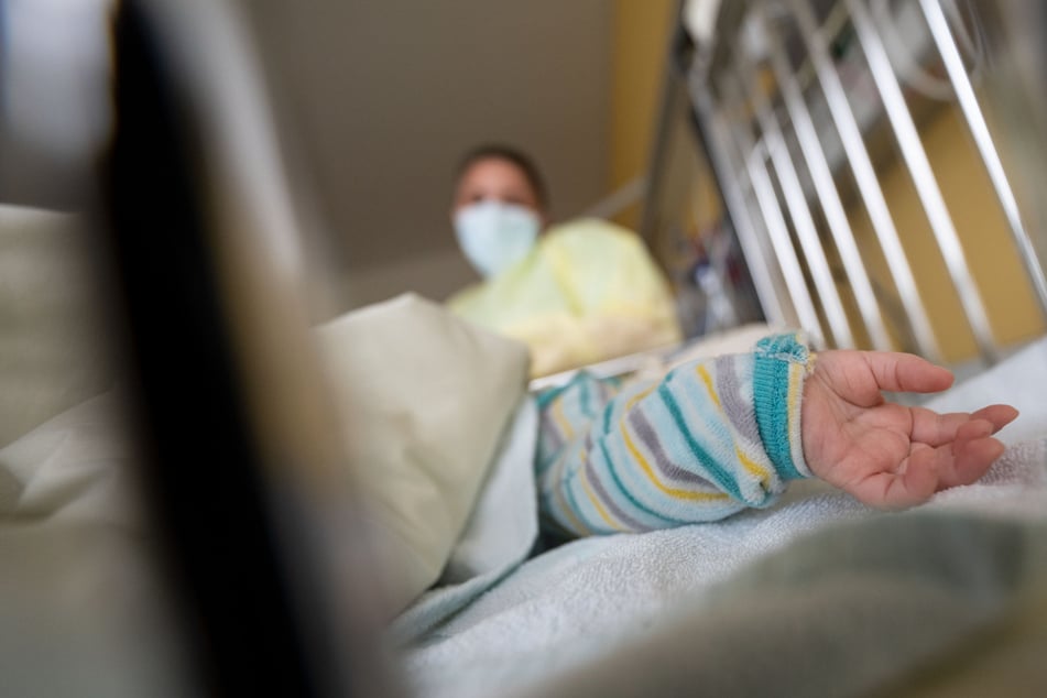 Ein junger RSV-Patient liegt auf der Kinderstation des Olgahospitals des Klinkums Stuttgart in einem Krankenbett. (Archiv)