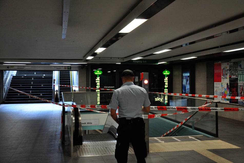 Der Bereich mit den Blutspuren im Hauptbahnhof Süd ist abgesperrt.