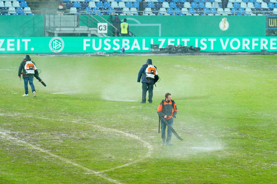 Am 7. Februar fiel das Pokal-Viertelfinale gegen Borussia Mönchengladbach wortwörtlich ins Wasser. Kurz darauf wurde der Rasen ausgetauscht.