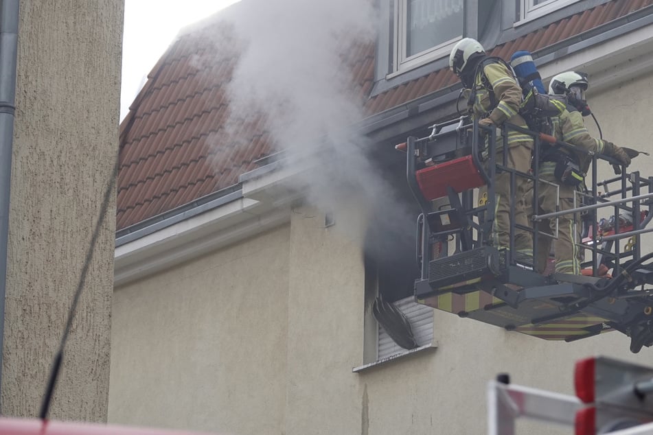 Dresden: Küche in Vollbrand: Feuerwehr muss in Dresden-Cotta löschen