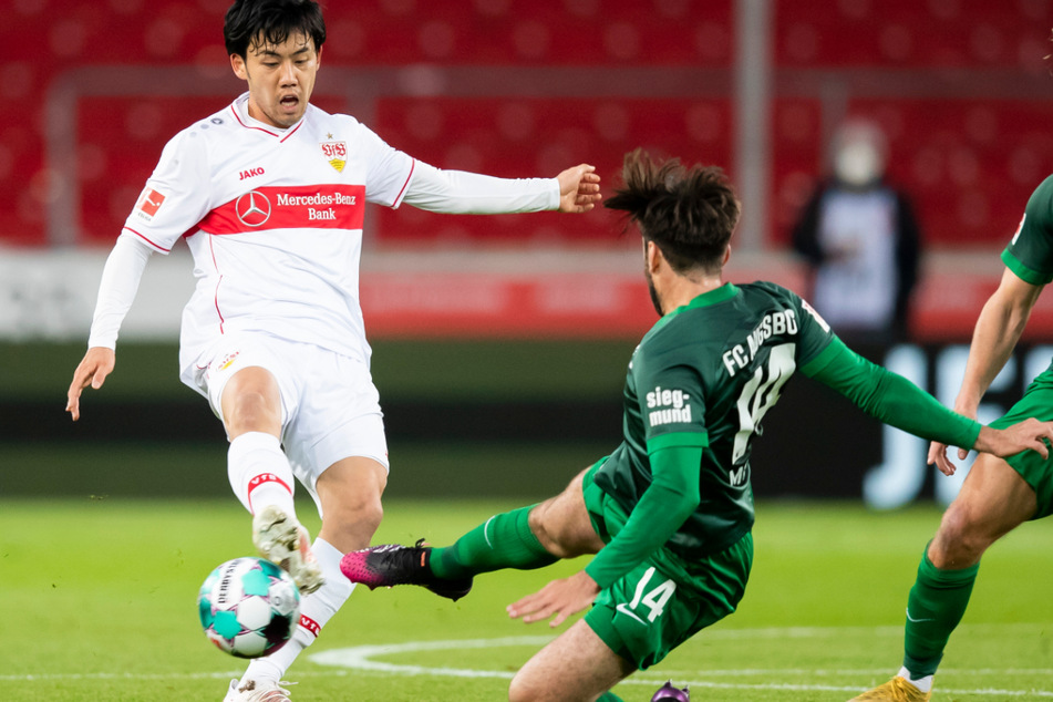 Intensives Match: Augsburgs Jan Moravek (r.) mit einer Monstergrätsche gegen VfB-Mann Wataru Endo.