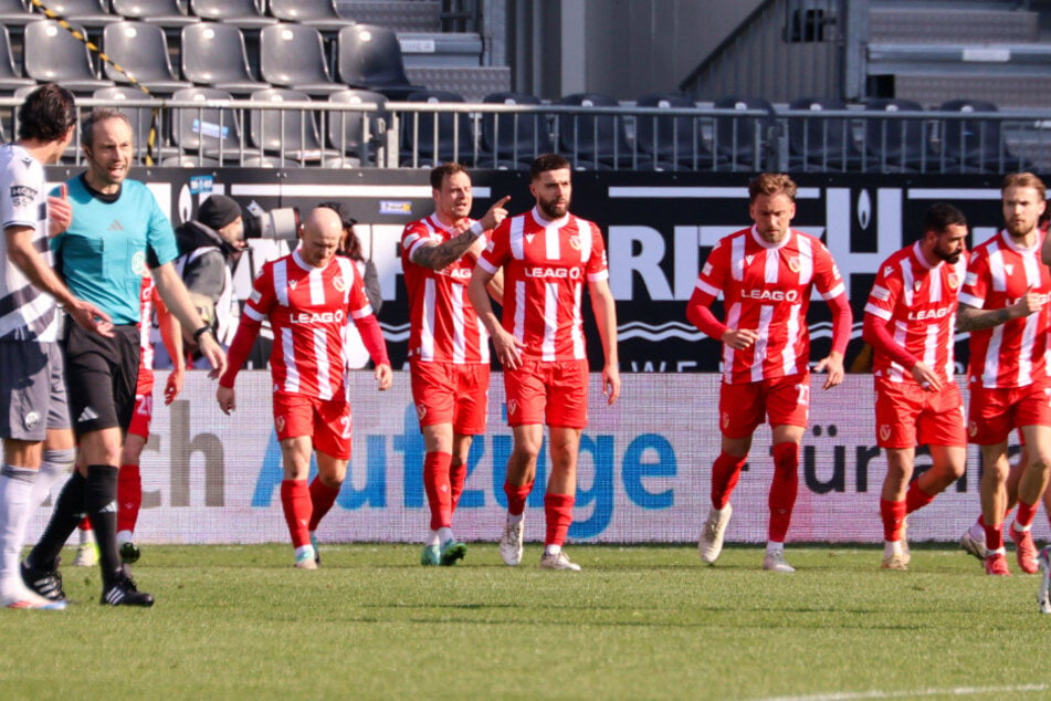 Tolgay Cigerci (2.v.r) verwandelt cool vom Strafstoßpunkt, wodurch Cottbus mit 1:0 beim SVS gewinnt.