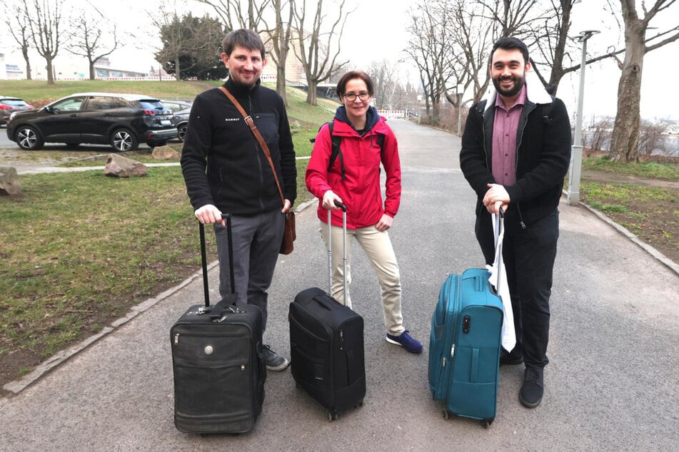 Dominik Dorsel (37, v.l.), Bianca Watzka und Deniz Senel (25) auf dem Weg in die Notunterkunft