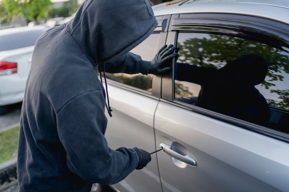 Von außen in Autos einsehbare Gegenstände locken Diebe an, sagt die Polizei. (Symbolbild)