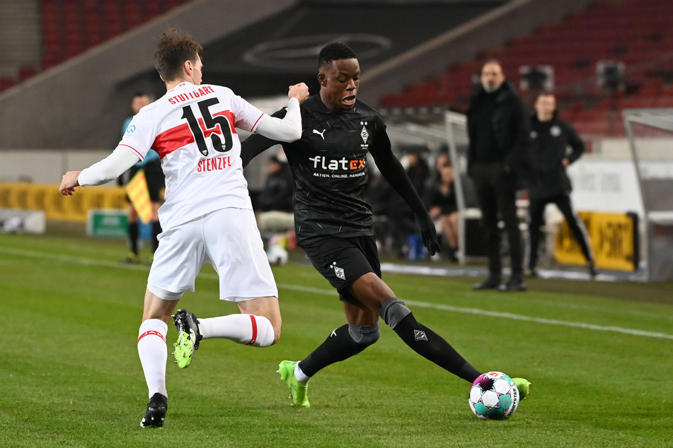 In der vergangenen Klub-Saison kam Denis Zakaria (24, r.) auf insgesamt 32 Pflichtspieleinsätze, wie hier gegen Stuttgarts Pascal Stenzel (25).