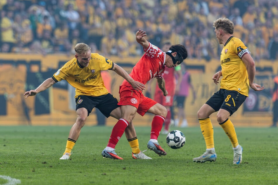 Tony Menzel (l.) im DFB-Pokal gegen Mainz (0:1). Auch da kam er von der Bank.