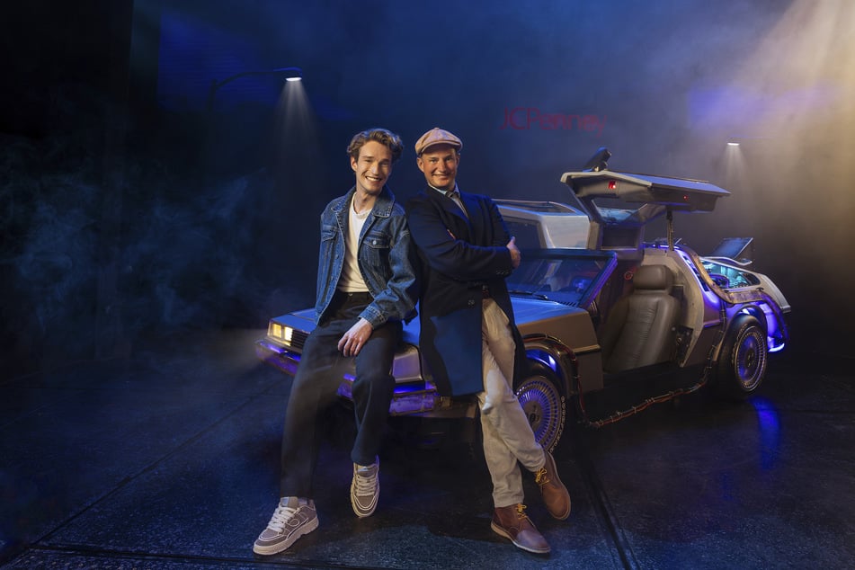 In London durften Raphael Groß (29, l.) und Jan Kersjes (44) schon einmal auf dem berühmten DeLorean Probe sitzen.