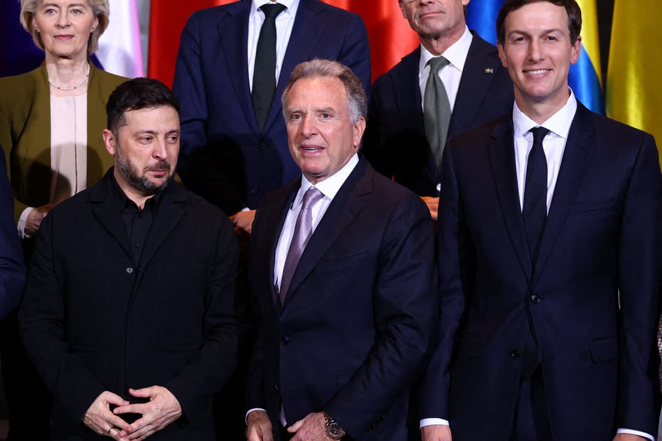 Ukrainian President Volodymyr Zelensky (l.) called US envoys Steve Witkoff (c.) and Jared Kushner "disrespectful" for not visiting Kyiv,