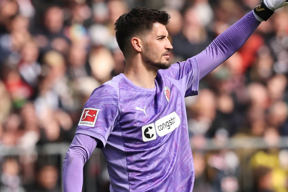 Nach seinem Abschied vom FC St. Pauli scheint Keeper Nikola Vasilj (30) einen neuen Klub gefunden zu haben.