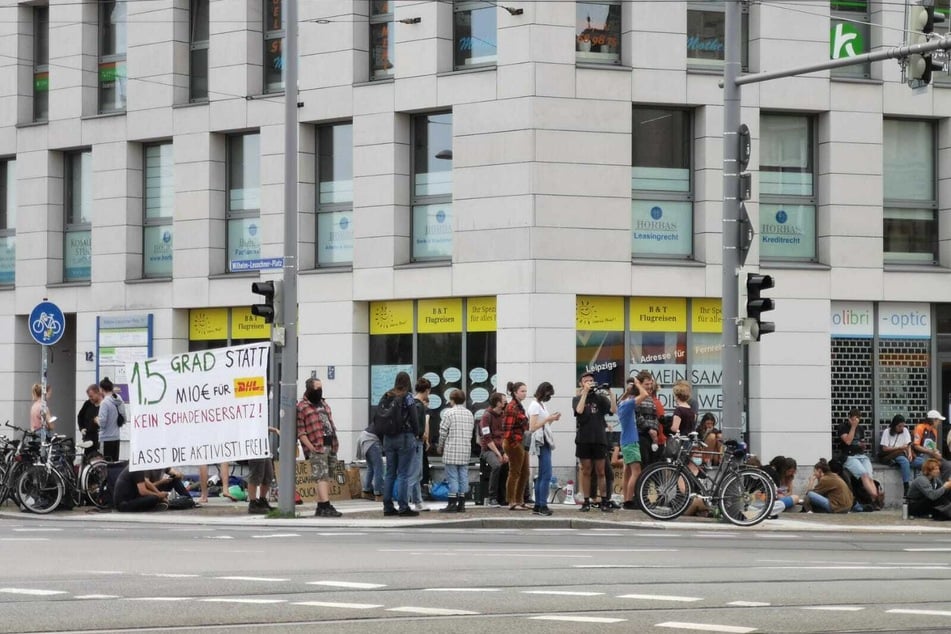 Rund 100 Demonstranten hatten sich am Sonntagmorgen vor der Polizeiwache in der Dimitroffstraße versammelt.