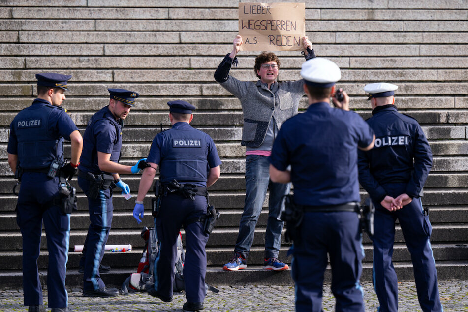 Klimaaktivisten der Protestgruppe "Letzte Generation" demonstrieren vor der Bayerischen Staatskanzlei.