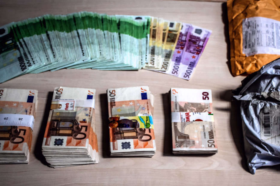 Über 90.000 Euro Bargeld stellten die Beamten sicher.