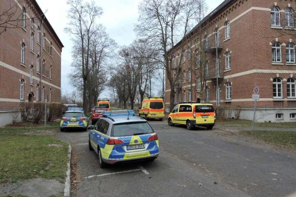 Neben der Feuerwehr eilten auch Streifen-, Rettungswagen und ein Notarzt zu dem Gebäudekomplex im Nordwesten Wurzens.