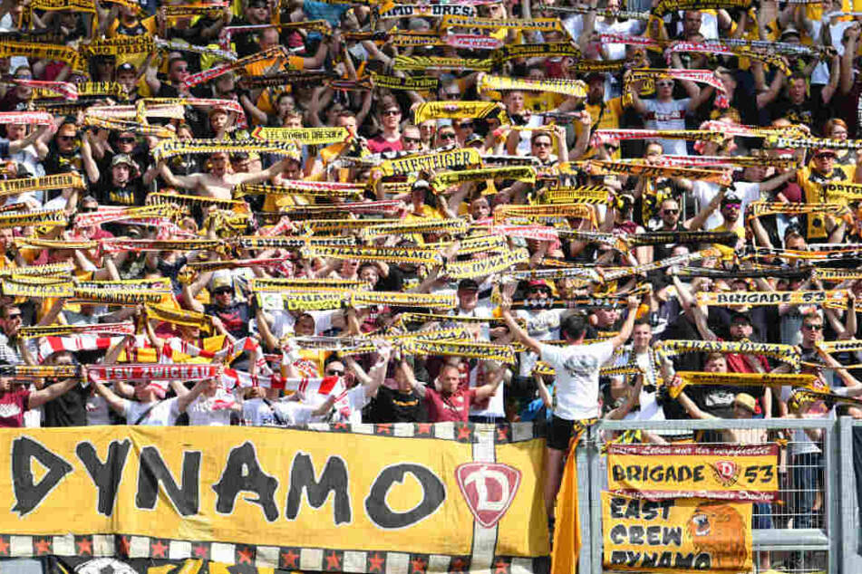 Die Dynamo-Fans reisen mit ihrer Mannschaft an einem Samstag in Richtung Rödinghausen.