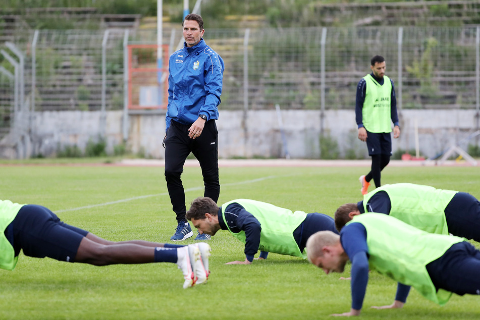CFC-Trainer Patrick Glöckner beobachtet die Erwärmung seiner Jungs. Noch zwei Tage, dann vollziehen die Himmelblauen in Würzburg gegen Jena.
