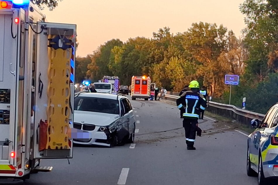 Offenbar geriet der BMW-Fahrer (28) auf die Gegenspur, als er in seinem Fahrzeug abgelenkt wurde.