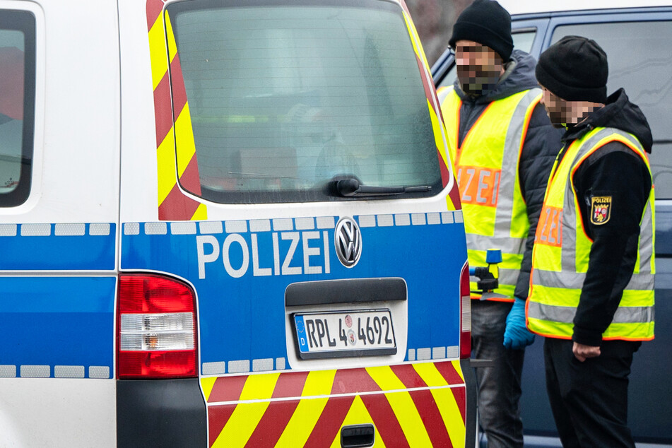 Nach dem Angriff vor einer Disco in Trier untersuchten Angehörige der Spurensicherung den Tatort.