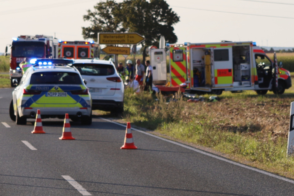 Motorrad kracht gegen Auto: Biker bei Unfall schwer verletzt, Sozia hat Schutzengel