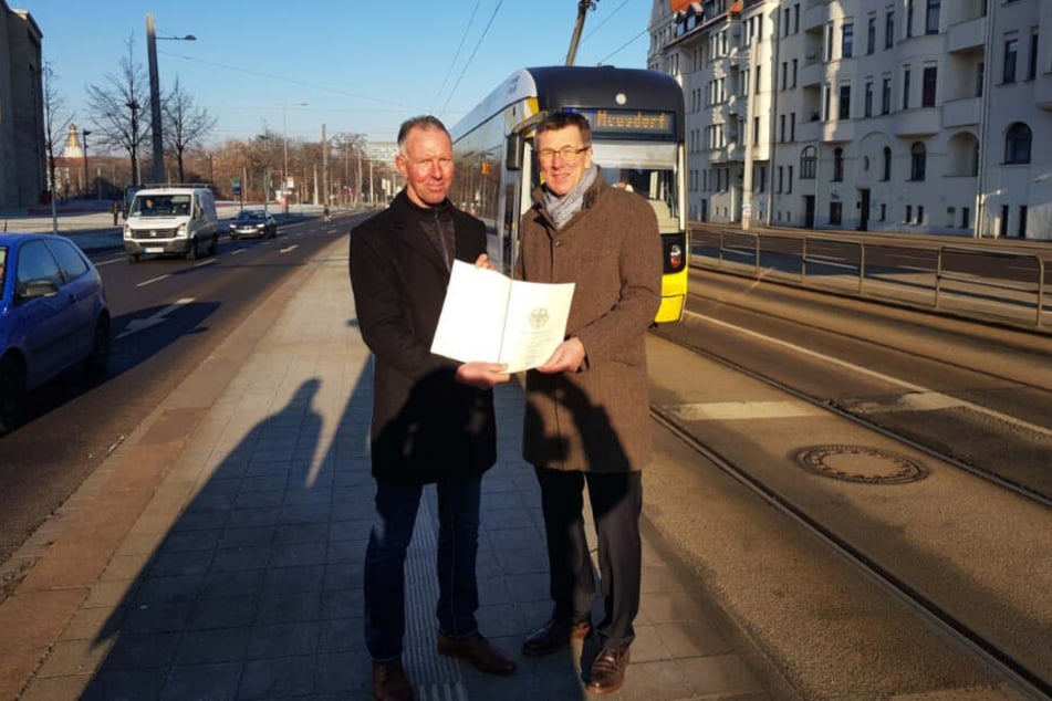 Bundestagsmitglied Jens Lehmann (li.) übergab am Dienstag den Fördermittelbescheid in Höhe von 3 Millionen Euro.