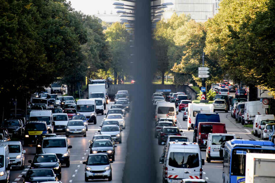 Dichter Verkehr schiebt sich über den Mittleren Ring.